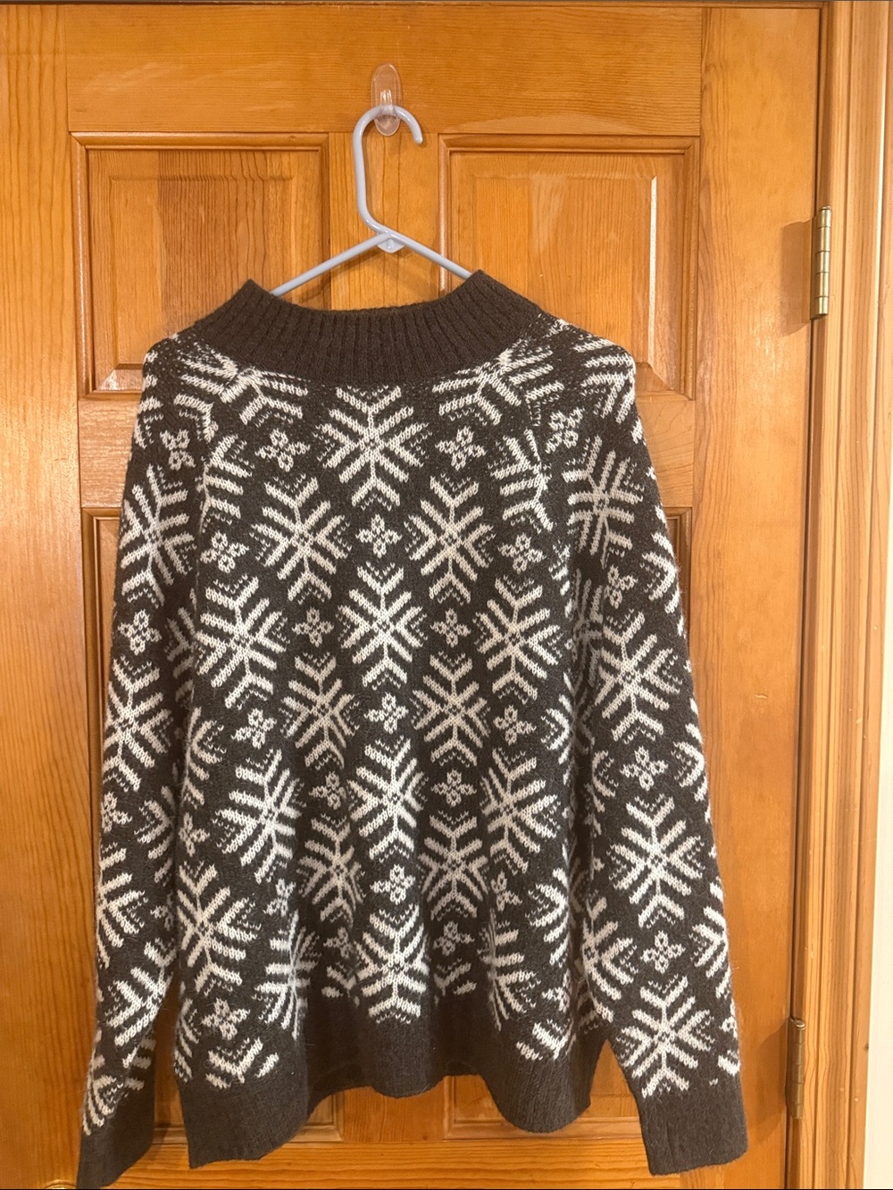 Old navy snow flakes holiday print mock neck sweater size XXlarge .